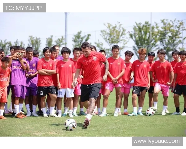 以足球球星助跑姿势展现力量与速度结合的运动美学解析