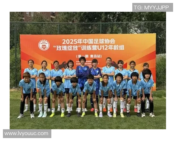 球星同框合影展现足球风采 激烈赛场背后的友谊与荣耀