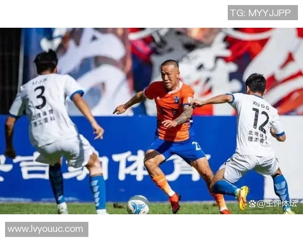 足球巨星怒火难平赛场爆发引发队友媒体球迷多重热议