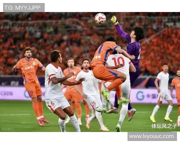 足球球星比赛中突发意外流血场面引发球迷广泛关注与热议